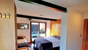una camera con due letti e una finestra di Refugio Kondortal a Farellones