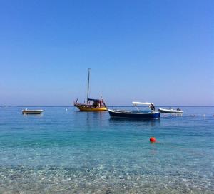 a group of boats in the water on a beach at Hotel Sylesia in Letojanni