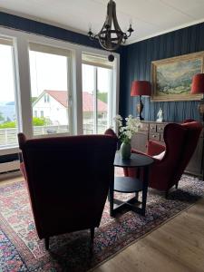 Moldegard的住宿－Moldegaard Farmhouse - Apartment A，客厅配有两把椅子和一张桌子