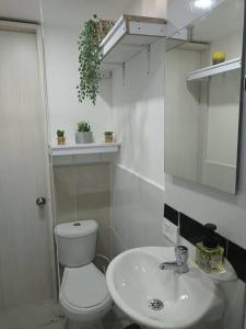 un bagno con un water bianco e un lavandino di Loft precioso en San Mateo envigado a Envigado