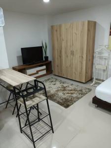 Camera con tavolo, sedia e TV di Loft precioso en San Mateo envigado a Envigado