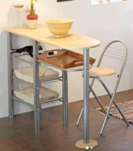 un tavolo e una sedia con una ciotola sopra di Loft precioso en San Mateo envigado a Envigado