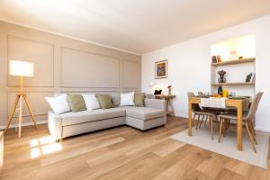 a living room with a couch and a table at Sidrina in Mali Lošinj