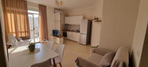 Una cocina y una sala de estar con mesa y sillas. en Liam's Apartment, en Golem
