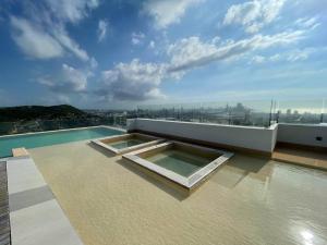 ein Pool auf dem Dach eines Gebäudes in der Unterkunft New luxury apartment in Cabrero - next to downtown in Cartagena de Indias