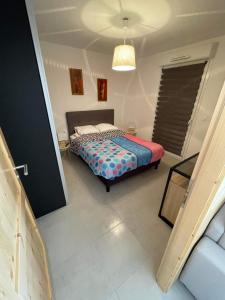 ein Schlafzimmer mit einem Bett in einem Zimmer in der Unterkunft Les balcons la haie des grisselles in Gérardmer