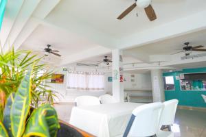 a room with a white table and white chairs at Terracaribe Hotel Boutique in Cancún