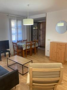 ein Wohnzimmer und ein Esszimmer mit einem Tisch und Stühlen in der Unterkunft Casa Baratech 2C in Biescas