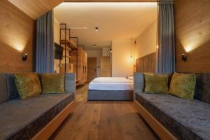 A bed or beds in a room at Hotel Krondlhof Még 37 kép