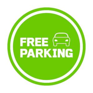 un panneau vert de stationnement gratuit avec une voiture en cercle dans l'établissement NYC Styled Loft In DTLA, sleeps 4 with Free Parking!, à Los Angeles