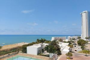 een balkon met uitzicht op de oceaan bij Dpto frente al mar, piscina, check in automático in Playas
