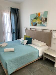 1 dormitorio con 1 cama con edredón azul en Alghero VitAlba, en Alghero
