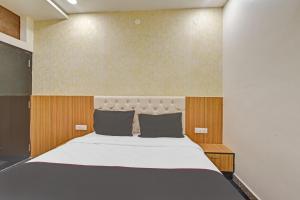 Säng eller sängar i ett rum på Collection O Hotel Greenleaf