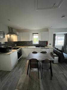 a kitchen with a table and chairs in a room at Lovely apartment for 2 or 4 people - Bermondsey in London