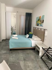 - une chambre avec un lit et un banc dans l'établissement Alghero VitAlba, à Alghero