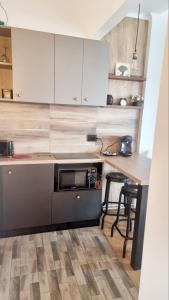 A kitchen or kitchenette at Nice View Apartament Armeneasca