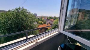 una finestra con vista sulla città di Nice View Apartament Armeneasca a Bucarest