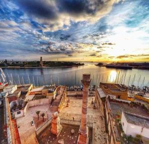 una vista di un porto turistico con barche in acqua di Zephir Suite a Brindisi