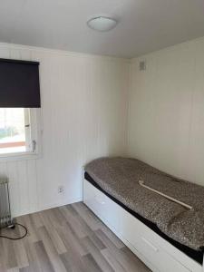 Una cama o camas en una habitación de Familjärt i Sundänge