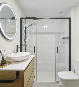 een badkamer met een glazen douche en een wastafel bij Always Easy I Cristina Enea in San Sebastian