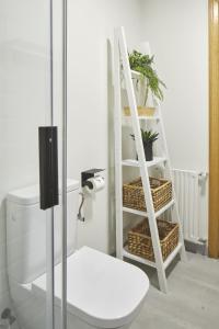 een badkamer met een witte plank naast een toilet bij Always Easy I Cristina Enea in San Sebastian