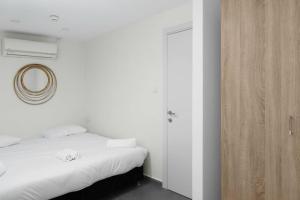 Tempat tidur dalam kamar di By Eezy - דירת חדר שינה אחד מרווחת עם מרפסת Ashram 9