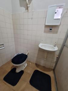 y baño con aseo y lavamanos. en Ingá Hospedagem, en Porto Velho