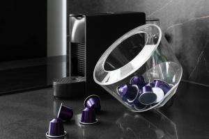 a glass bowl filled with purple stones next to a microwave at By Eezy - דירת סטודיו מסוגננת במיקום מעולה באילת Ashram 5 in Eilat