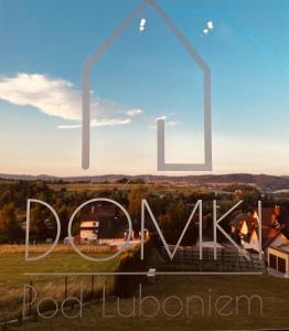 una vista di un campo con le parole "reinventare" di Domki pod Luboniem a Rabka-Zdrój