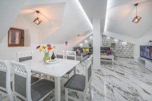 sala de estar con mesa blanca y sillas en N&N, en Risan