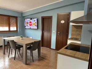 a kitchen and dining room with a table and chairs at Residenza Miramonti Suite in Castel di Sangro