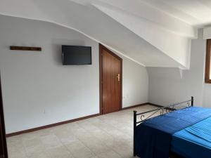 um quarto com uma cama e uma televisão de ecrã plano em Residenza Miramonti Suite em Castel di Sangro