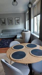 ギジツコにあるApartament CENTRUMのリビングルーム(木製テーブル、椅子付)