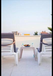 2 sillas y una mesa con un bol de fruta en Antalya Manavgat, en Manavgat