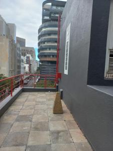 un blocco di cemento seduto sul lato di un edificio di Home Away From Home a Città del Capo