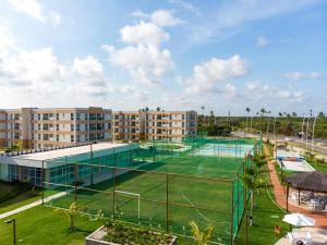 ein Tennisplatz vor einem Gebäude in der Unterkunft Muro Alto Condomínio Clube in Porto De Galinhas + 15 Fotos