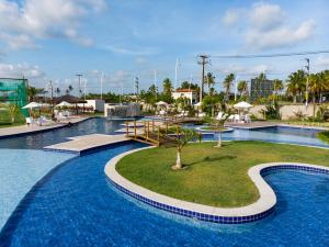 ein Resortpool mit einer kleinen Insel in der Mitte in der Unterkunft Muro Alto Condomínio Clube in Porto De Galinhas