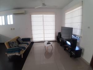 a living room with a couch and a tv at CASA EN GIRARDOT in Girardot
