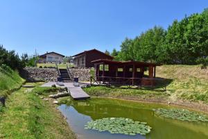 einen Pavillon neben einem Teich mit Lilien in der Unterkunft Sodyba Gintaras in Priekulė