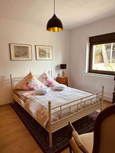 een slaapkamer met een bed met kussens en een raam bij Ferienwohnung Landhaus in Zurow