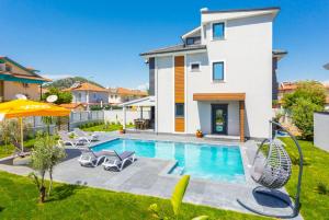 a backyard with a swimming pool and a house at Villa Exclusive Paradise 1 in Dalyan
