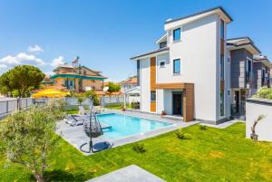 an image of a backyard with a swimming pool and a house at Villa Exclusive Paradise 1 in Dalyan