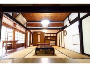 een kamer met een tafel in het midden bij Oyado Morinotane - Vacation STAY 18517v in Ina