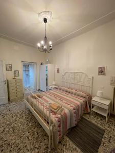 1 dormitorio con cama y lámpara de araña en Romantik Zimmer en Potenza Picena