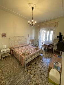 Schlafzimmer mit einem Bett und einem Kronleuchter in der Unterkunft Romantik Zimmer in Potenza Picena