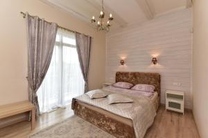 um quarto com uma cama e uma grande janela em Sodyba Gintaras em Priekulė