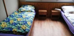 Mały pokój z 2 łóżkami i biurkiem w obiekcie Kemp a Loděnice Podolsko - Chatka pro 2 osoby 