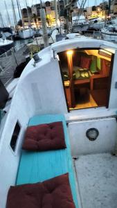 um barco com um assento no meio de um barco em Bateau Voilier « Brenus lll » em Gruissan
