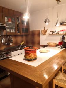 una cocina con una mesa con una olla. en La casa di Silvano, en Cerreto Laghi