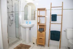 Koupelna v ubytování L Orchidée Bleue, bas de villa, vue mer, piscine privée